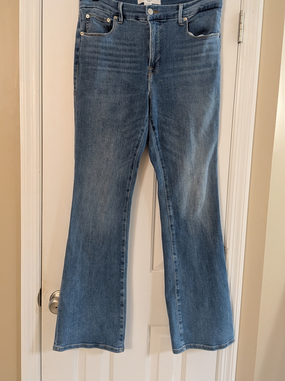 Good American Mid Wash Flare Jeans Blue 14 / 46